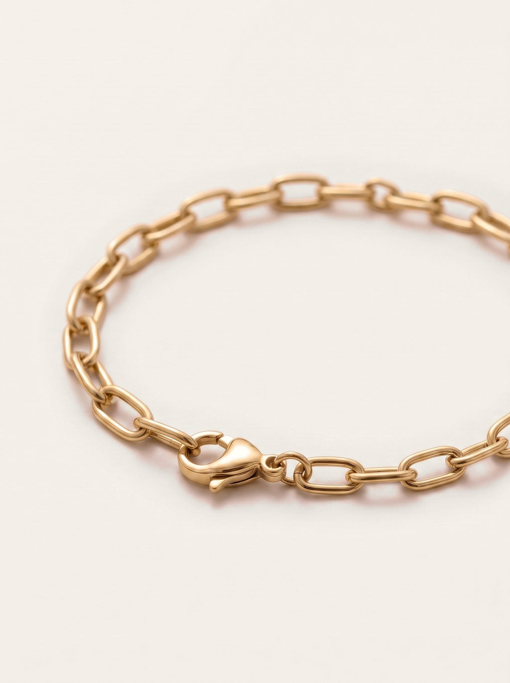 Bracelet closeup with lobster clasp, 18k gold plated